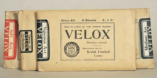 베이클랜드의 첫 번째 발명품 벨록스 인화지. 사진은 이를 사들인 코닥이 출시한 1920년대 제품. 베이클랜드는 이 특허를 코닥에 넘기고 백만장자의 대열에 들어섰다. ⓒParalaloa