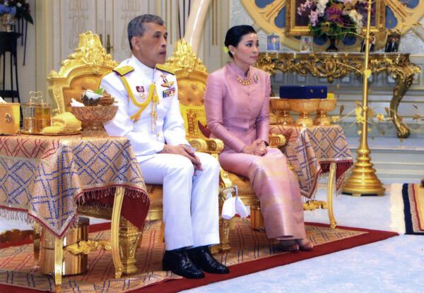 마하 와치랄롱꼰(왼쪽) 태국 국왕이 방콕에서 자신의 근위대장이었던 수티다 와치랄롱꼰 나 아유타야와 결혼한 후 나란히 앉아 있다. 이번 결혼은 와치랄롱꼰 국왕에게는 네 번째이다. ⓒAP/뉴시스