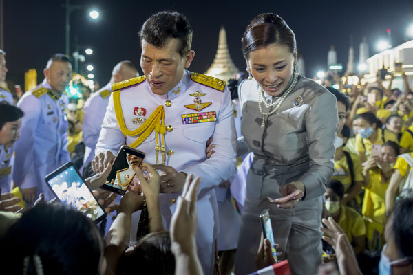 마하 와치랄롱꼰 태국 국왕과 수티다 왕비가 태국 방콕에서 지지자들과 인사를 나누고 있다. 군주제 개혁을 요구하는 시위대의 압력이 거센 가운데 국왕 부부는 왕궁에서 열린 행사에 참석한 후 수천 명의 지지자를 환영했다. 국왕은 시위대를 향해 발언해달라는 외신의 요청에 '노 코멘트'라고 답하며, '그래도 여전히 그들을 사랑한다'라고 말했다. ⓒ뉴시스