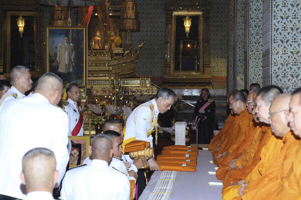 마하 와치랄롱꼰 태국 새 국왕이 5일 방콕 왕궁 내 불교사원에서 승려들에게 승복을 바치는 의식을 드리고 있다. ⓒ뉴시스