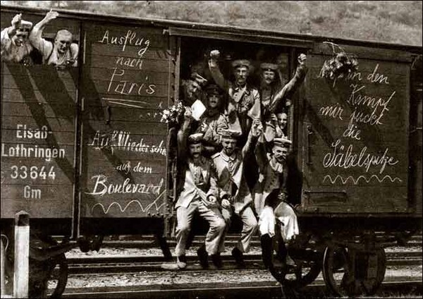 1914년 화물열차를 타고 전선으로 향하는 독일군인들. 전쟁 초기만 해도 참전국들은 이 전쟁이 매우 짧게 끝나리라 예상했다.