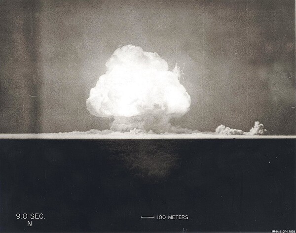 완성된 원자폭탄의 첫 실험. 폭발장면.
