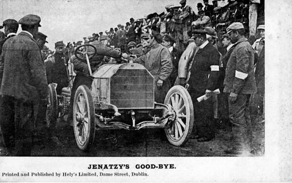 세계 최초의 자동차 그랑프리레이스인 4회 고든배넷컵대회에서 메르세데스를 몰고 우승한 벨기에인 카밀 제나치가 결승점에 들어와 축하받고 있다. 1903년.