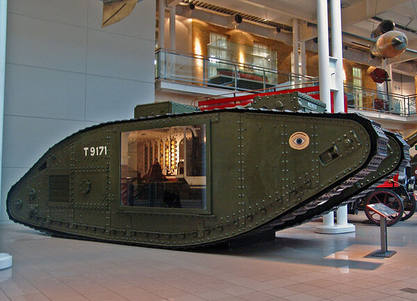 1차 대전에 참전했던 최초의 탱크. 캐나다산 마크V. (런던 전쟁박물관) - 공개도메인 2006 