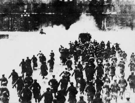 1917년 10월26일. 마침내 폭발한 러시아의 노동자적위대가 황제의 겨울궁전을 향해 돌격하고 있다. 2월에 시작된 러시아 시민혁명이 10월에 가장 과격한 볼셰비키당의 집권으로 마무리되었다. 퍼블릭도메인