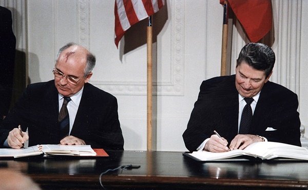 로날드 레이건 미국 대통령과 미하일 고르바초프 당시 소련 서기장의 정상회담(1987년 12월9일. 워싱턴DC). 일련의 대화와 두 나라 공식외교 복원을 통해 20세기를 관통했던 동서냉전이 끝나고, 세계화해의 시대가 열렸다. 고르바초프는 3년 뒤 러시아연합 초대 대통령으로 선출되었다. 사진=미국국립기록관리청 제공