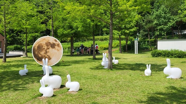 마포문화비축기지 야외공원 달토끼 모형. 촬영=송정자 