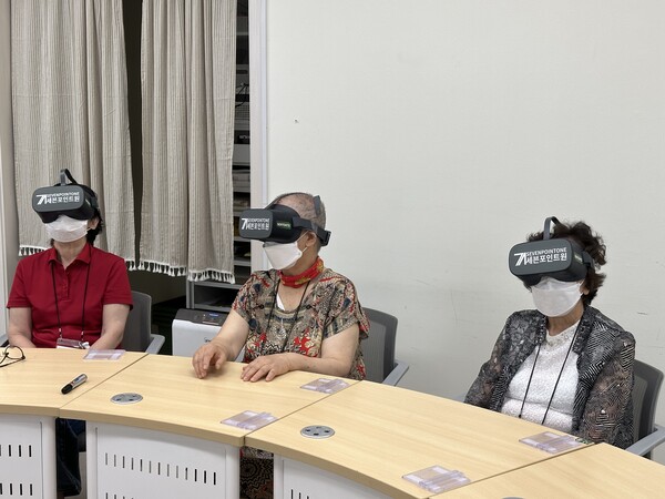 치매 어르신 VR 가상체험 프로그램 참여’. 사진=노원구치매안심센터 제공