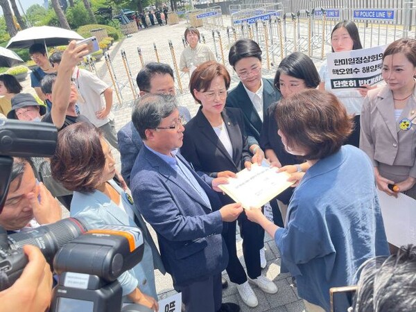 오염수 해양투기 반대 200만 국민 서명 전달. 사진=범국민서명전달 제공 