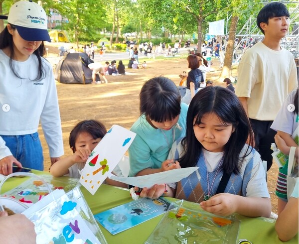 '국립하늘숲추모원 IN 5월 포레포레(숲속의 파티)'행사에서 체험활동하는 어린이. 사진=국립하늘숲추모원 제공