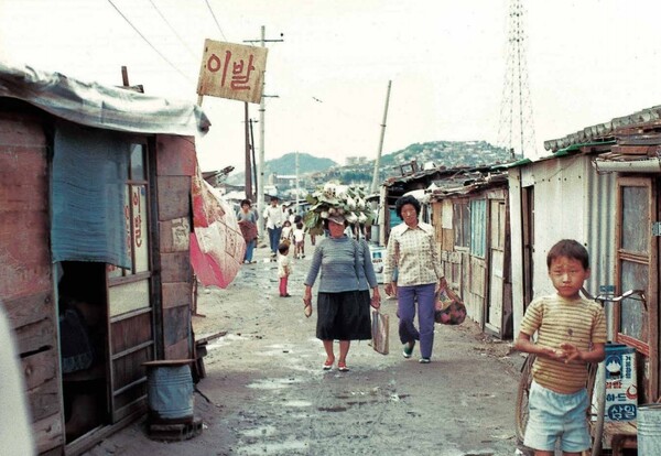 청계천변 이발소 1973년. 사진=서울역사박물관 제공