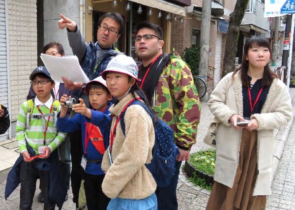 오야마치 거리를 답사하는 아이들과 주민들. 사진=사카쿠라 교수 제공
