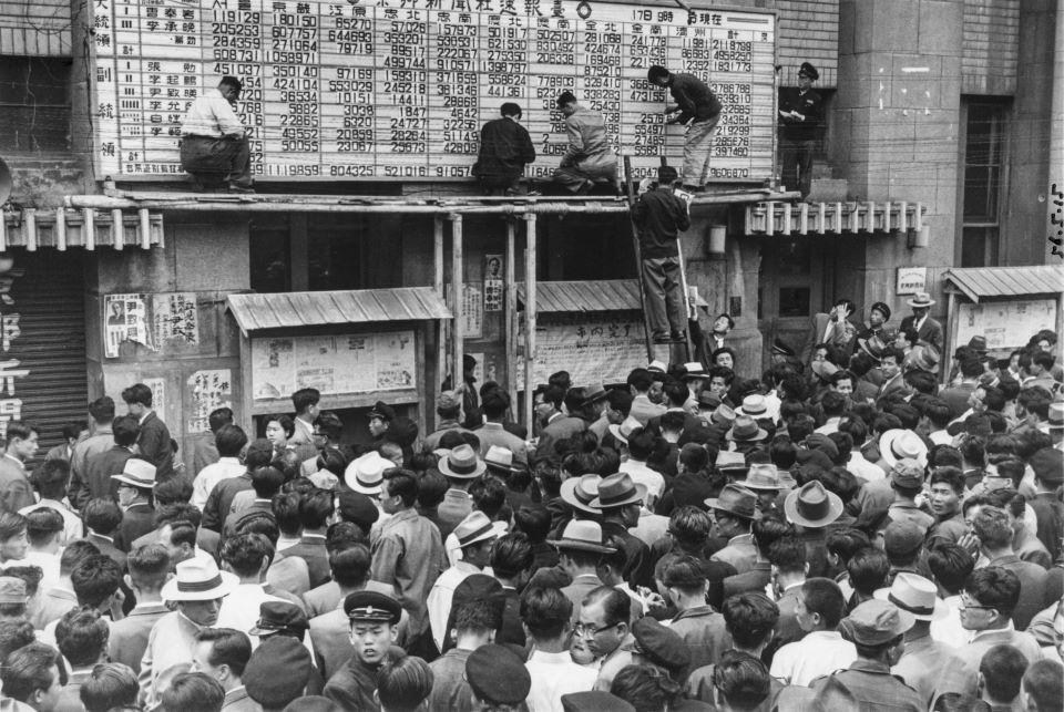 소공동 경향신문사 앞 선거발표 속보판(1956) / 사진=서울시 제공