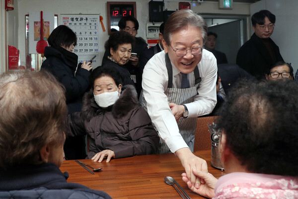 이재명 더불어민주당 대표가 21일 오전 서울 영등포구 구립 큰숲 경로당에서 어르신들과 함께 점심 식사를 하기 전 인사를 나누고 있다. 사진=뉴시스 제공<br>