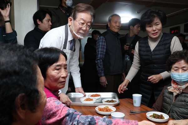 이재명 더불어민주당 대표가 지난해 12월 21일 오전 서울 영등포구 구립 큰숲 경로당에서 어르신들에게 배식 봉사를 하고 있다. 사진=뉴시스 제공<br>
