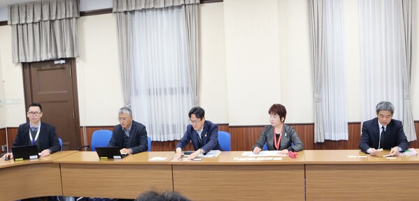 오사카부청을 방문. 일본측 참가자. 촬영=김남기 기자<br>