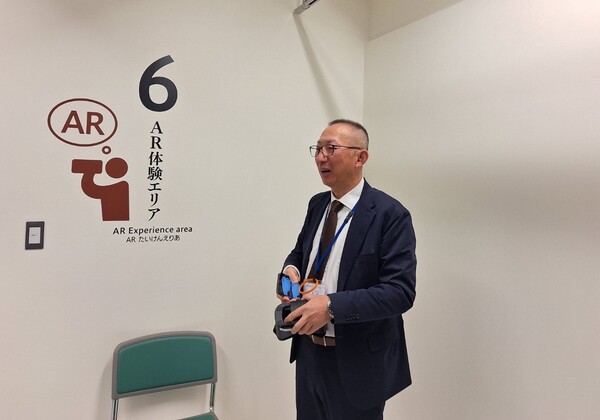 ‘도우 가즈히로 센터장’이&nbsp;후쿠오카시 인지증 프렌들리 센터를 소개하고 있다. 사진=돌봄리빙랩네트워크 제공