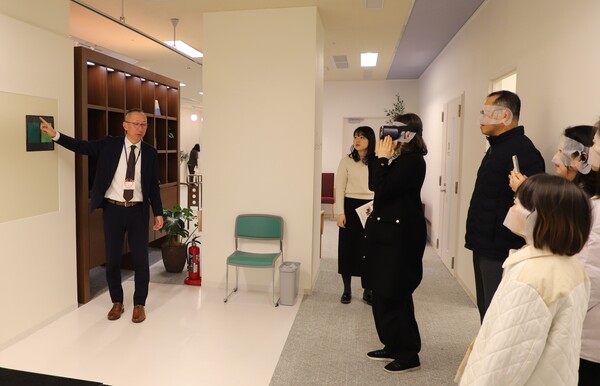  인지증 프렌들리 센터 현장견학을 하는 한국참가자. 사진=돌봄리빙랩네트워크 제공<br>