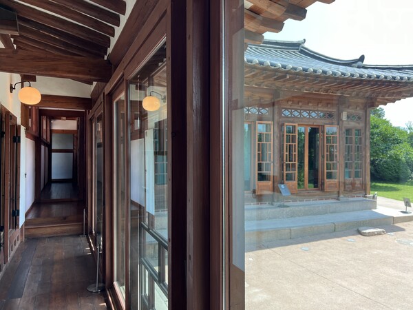 [한옥에서 즐기는 우아한 피서①] 101년간 스며든 이야기가 풍성한 집...북촌 백인제가옥